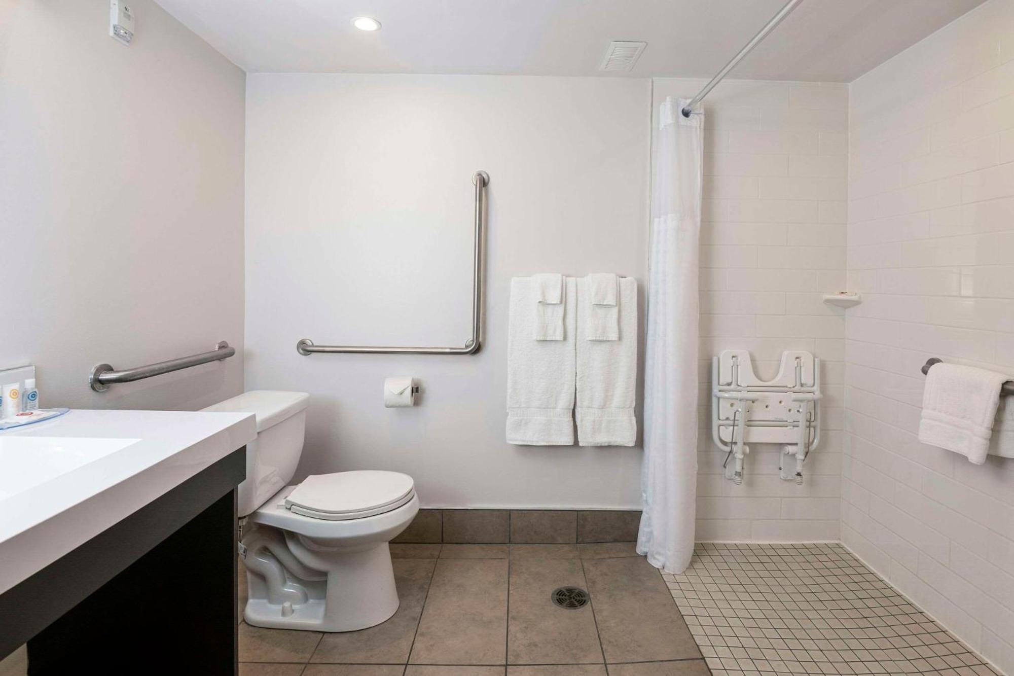 Comfort Suites Kingston Central Dış mekan fotoğraf