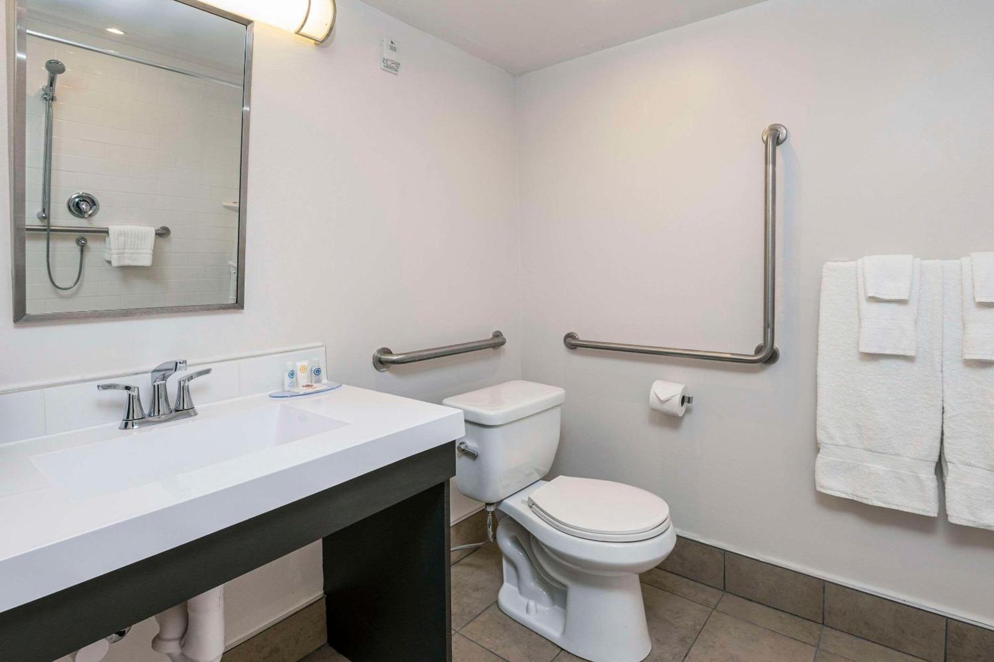 Comfort Suites Kingston Central Dış mekan fotoğraf
